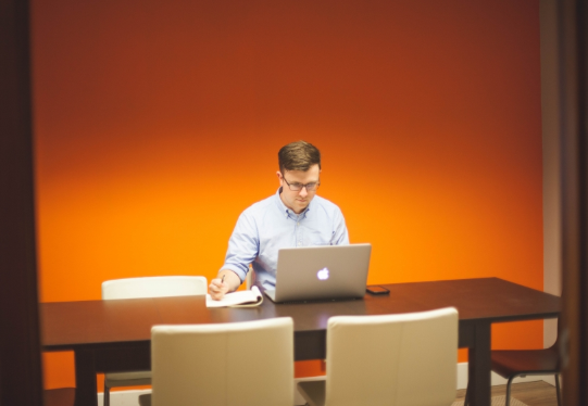 �ͷ�ϵ�y�x��