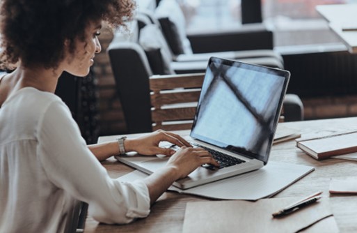 Ů�������ھ�(xi��n)�ͷ�